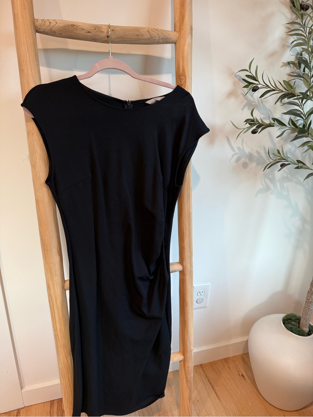 H&M black sleeveless dress featuring a scoop neckline, a sleek rear zipper! Sz M
